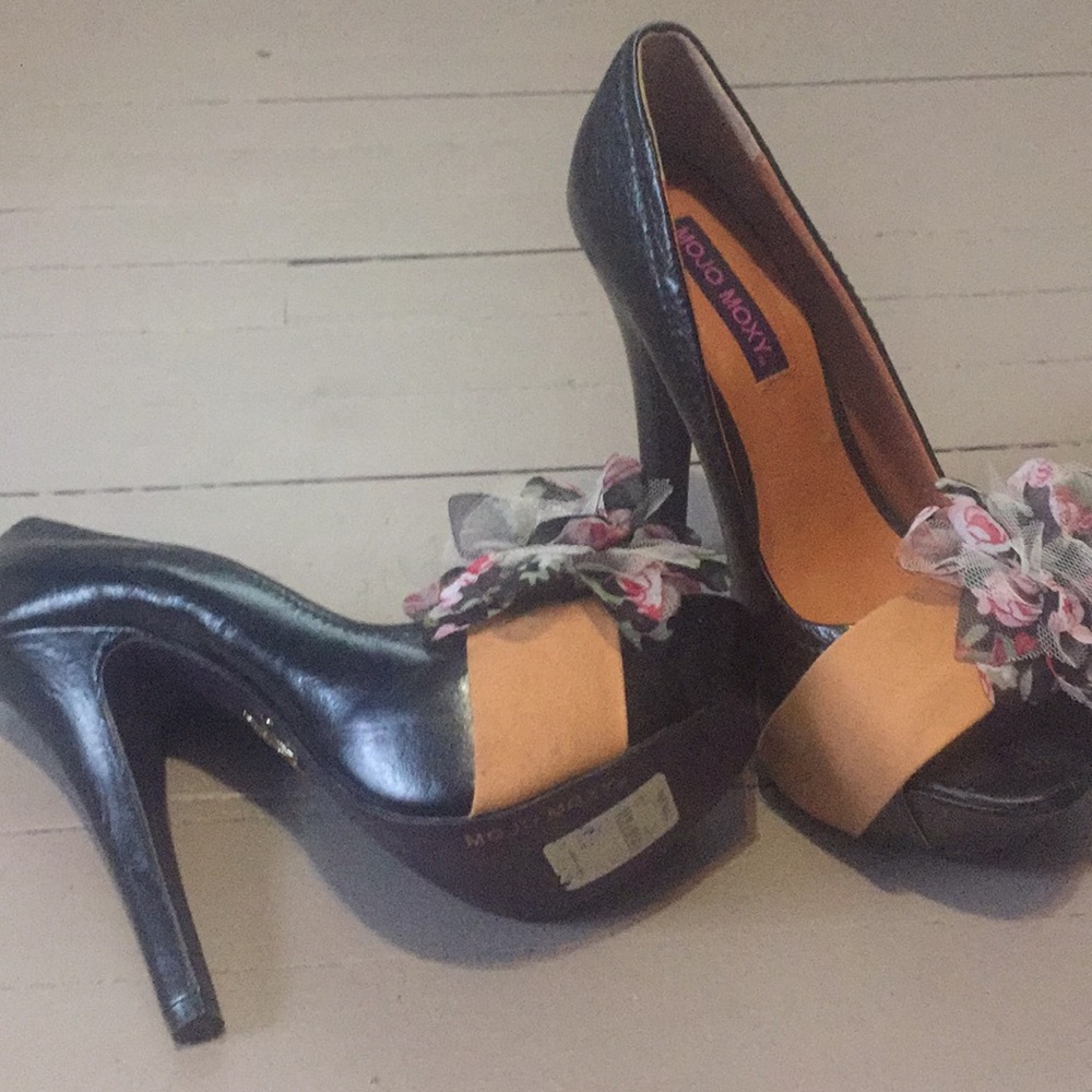 Mojo Moxy unique heels, gorgeous purple bottoms!